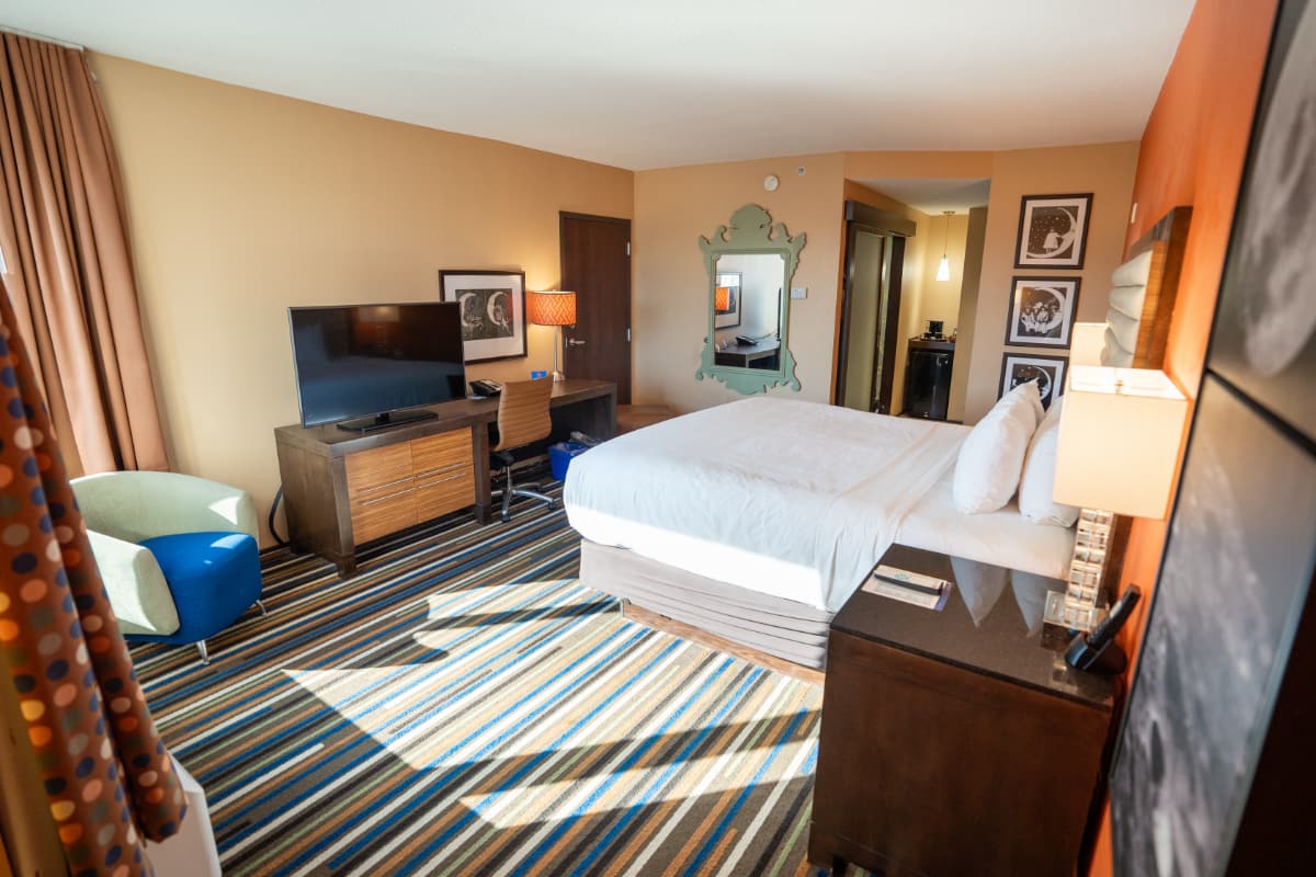 A view of a queen sized boutique room.